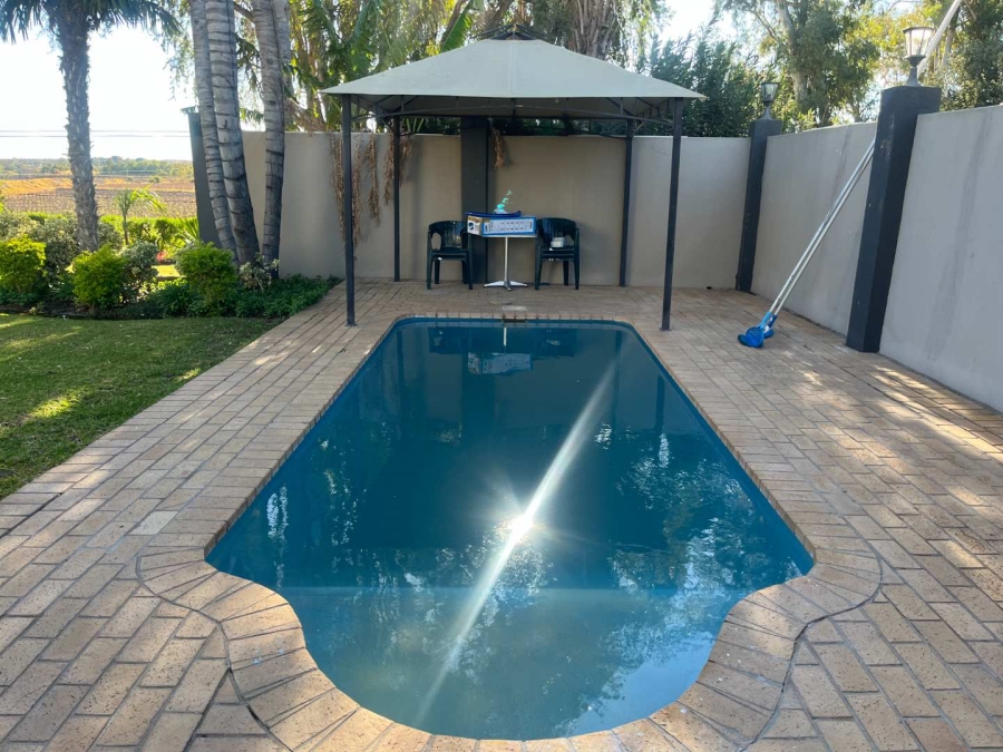 4 Bedroom Property for Sale in Kanoneiland Northern Cape